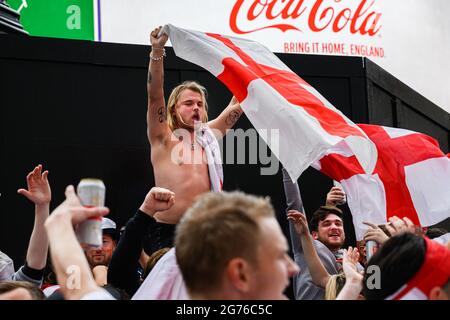 LONDON, GROSSBRITANNIEN. Juli 2021. Die Fans versammeln sich in der Euro 2020 Fan Zone im Piccadilly Circus vor dem UEFA Euro 2020 Finale zwischen England und Italien am Sonntag, den 11. Juli 2021, im Wembley Stadium in LONDON, ENGLAND. Kredit: Taka G Wu/Alamy Live Nachrichten Stockfoto