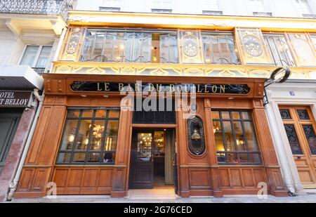 Das Bouillon Camille Chartier ist ein historisches französisches Restaurant an der Racine Street in Paris. Es zeigte charakteristischen Jugendstil: Geschnitztes Holz und Stockfoto