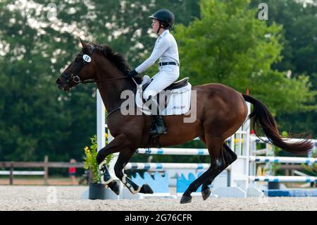 Raeford, North Carolina, USA. Juli 2021. MADISON CHISHOLM Riding Reloaded, tritt im Stadionspringen bei der war Horse Event Series 2021, Juli 11, im Carolina Horse Park in Raeford, N.C. an Die 2013 als Cabin Branch Event Series gegründete war Horse Event Series besteht aus fünf Pferdeversuchen und kombinierten Tests und zieht Reiter und ihre Pferde aus dem gesamten Osten der Vereinigten Staaten an. Quelle: Timothy L. Hale/ZUMA Wire/Alamy Live News Stockfoto