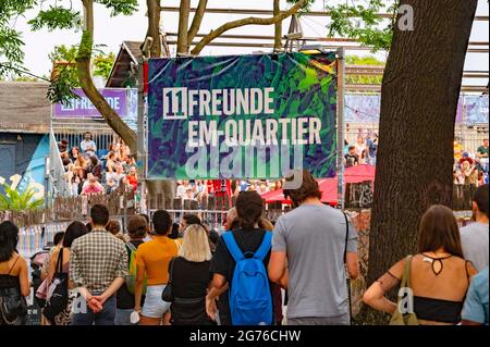 Berlin, Deutschland. Juli 2021. Die Menschen beobachten das EM-Finale Italia - England am 11.07.21 in Berlin als Public Viewing. Quelle: Tim Eckert/Alamy Live News Stockfoto