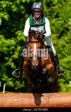 Raeford, North Carolina, USA. Juli 2021. EMILY BESHEAR, die Plumpjack reitet, tritt im Cross Country bei der war Horse Event Series 2021 am 11. Juli im Carolina Horse Park in Raeford, N.C. an Die 2013 als Cabin Branch Event Series gegründete war Horse Event Series besteht aus fünf Pferdeversuchen und kombinierten Tests und zieht Reiter und ihre Pferde aus dem gesamten Osten der Vereinigten Staaten an. Quelle: Timothy L. Hale/ZUMA Wire/Alamy Live News Stockfoto