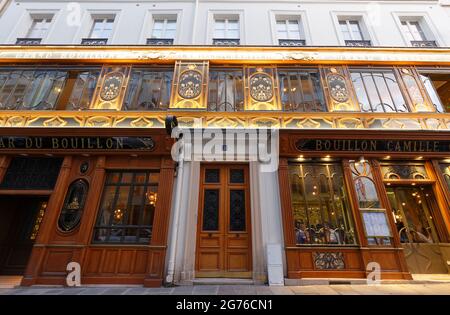 Das Bouillon Camille Chartier ist ein historisches französisches Restaurant an der Racine Street in Paris. Es zeigte charakteristischen Jugendstil: Geschnitztes Holz und Stockfoto