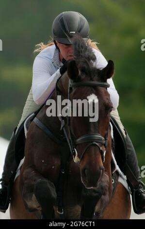 Raeford, North Carolina, USA. Juli 2021. EMILY BESHEAR reitet Deal With IT, tritt im Cross Country bei der war Horse Event Series 2021 am 11. Juli im Carolina Horse Park in Raeford, N.C. an Die 2013 als Cabin Branch Event Series gegründete war Horse Event Series besteht aus fünf Pferdeversuchen und kombinierten Tests und zieht Reiter und ihre Pferde aus dem gesamten Osten der Vereinigten Staaten an. Quelle: Timothy L. Hale/ZUMA Wire/Alamy Live News Stockfoto