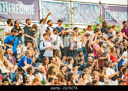 Berlin, Deutschland. Juli 2021. Die Menschen beobachten das EM-Finale Italia - England am 11.07.21 in Berlin als Public Viewing. Quelle: Tim Eckert/Alamy Live News Stockfoto