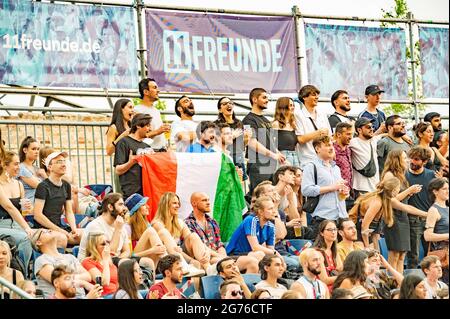 Berlin, Deutschland. Juli 2021. Die Menschen beobachten das EM-Finale Italia - England am 11.07.21 in Berlin als Public Viewing. Quelle: Tim Eckert/Alamy Live News Stockfoto