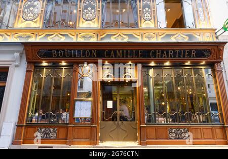 Das Bouillon Camille Chartier ist ein historisches französisches Restaurant an der Racine Street in Paris. Es zeigte charakteristischen Jugendstil: Geschnitztes Holz und Stockfoto