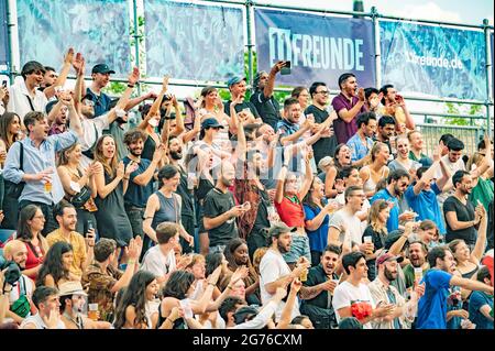 Berlin, Deutschland. Juli 2021. Die Menschen beobachten das EM-Finale Italia - England am 11.07.21 in Berlin als Public Viewing. Quelle: Tim Eckert/Alamy Live News Stockfoto