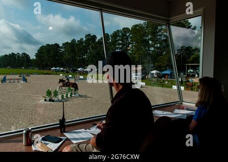 Raeford, North Carolina, USA. Juli 2021. MARC DONOVAN, Programmdirektor, beobachtet den Stadionspringwettbewerb bei der war Horse Event Series 2021, Juli 11, im Carolina Horse Park in Raeford, N.C. Die 2013 als Cabin Branch Event Series gegründete war Horse Event Series besteht aus fünf Pferdeversuchen und kombinierten Tests und zieht Reiter und ihre Pferde aus dem gesamten Osten der Vereinigten Staaten an. Quelle: Timothy L. Hale/ZUMA Wire/Alamy Live News Stockfoto