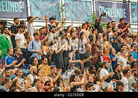 Berlin, Deutschland. Juli 2021. Die Menschen beobachten das EM-Finale Italia - England am 11.07.21 in Berlin als Public Viewing. Quelle: Tim Eckert/Alamy Live News Stockfoto