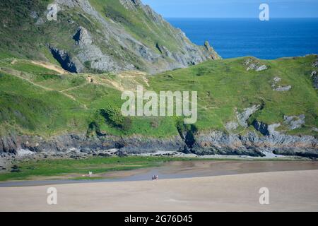 Erhöhter Blick auf Three Cliffs Bay in The Gower, einer atemberaubenden Sandbucht an der Küste von Wales. Drei große Felsen stehen am östlichen Rand dieses Stauses Stockfoto