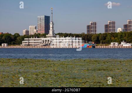 Ansicht des Gebäudes der Nordflussstation in Moskau. Stockfoto