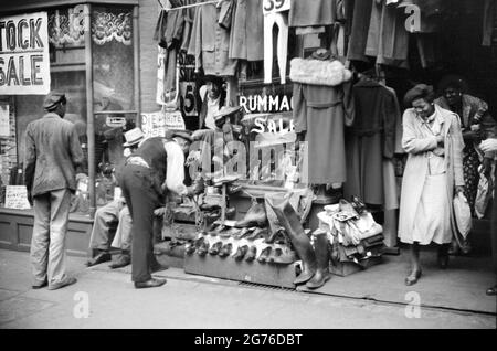 Second Hand Clothing Store, Beale Street, Memphis, Tennessee, USA, Marion Post Wolcott, U.S. Office of war Information, November 1939 Stockfoto