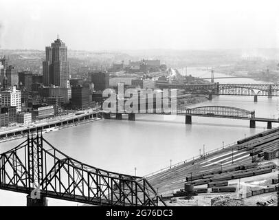 Brücken über den Monongahela River mit Stadtbild im Hintergrund, Pittsburgh, Pennsylvania, USA, Marion Post Wolcott, US Office of war Information, August 1941 Stockfoto