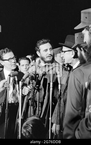 Der kubanische Führer Fidel Castro spricht bei seiner Ankunft auf dem Flughafen Washington National Airport, Washington, D.C., USA, Warren K. Leffler, 15. April 1959 Stockfoto