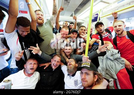 London, Großbritannien. Juli 2021. Finale der Fußball-Europameisterschaft 2020 England gegen Italien; England-Fans im Metropolitan Line-Zug Richtung Charing Cross Station Credit: Action Plus Sports/Alamy Live News Stockfoto