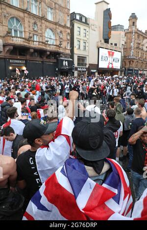 London, Großbritannien. Juli 2021. Englische Fußballfans feiern auf dem Leicester Square vor dem Finale der Euro 2000 zwischen Italien und England auf dem Leicester Square in London und schaffen eine riesige Menge Müll. Kredit: Paul Brown/Alamy Live Nachrichten Stockfoto