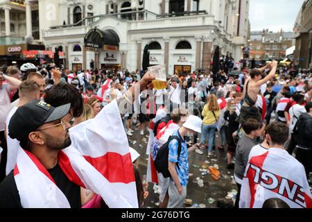 London, Großbritannien. Juli 2021. Englische Fußballfans feiern auf dem Leicester Square vor dem Finale der Euro 2000 zwischen Italien und England auf dem Leicester Square in London und schaffen eine riesige Menge Müll. Kredit: Paul Brown/Alamy Live Nachrichten Stockfoto