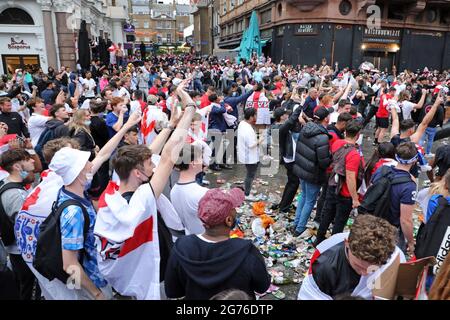 London, Großbritannien. Juli 2021. Englische Fußballfans feiern auf dem Leicester Square vor dem Finale der Euro 2000 zwischen Italien und England auf dem Leicester Square in London und schaffen eine riesige Menge Müll. Kredit: Paul Brown/Alamy Live Nachrichten Stockfoto