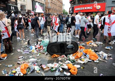 London, Großbritannien. Juli 2021. Englische Fußballfans feiern auf dem Leicester Square vor dem Finale der Euro 2000 zwischen Italien und England auf dem Leicester Square in London und schaffen eine riesige Menge Müll. Kredit: Paul Brown/Alamy Live Nachrichten Stockfoto