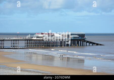 CROMER, VEREINIGTES KÖNIGREICH - Mar 08, 2020: Ein Blick am Strand des Cromer Pier unter einem blau bewölkten Himmel. Stockfoto