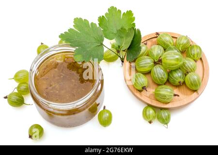 Marmelade in einem Glas und frische Stachelbeerbeeren, isoliert auf weißem Hintergrund Stockfoto