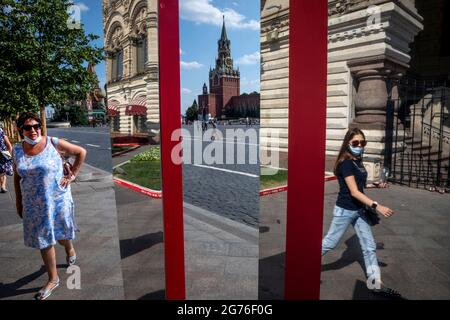 Moskau, Russland. Am 10. Juli 2021 Menschen mit Schutzmaske gehen auf dem Roten Platz im Zentrum von Moskau, Russland Stockfoto