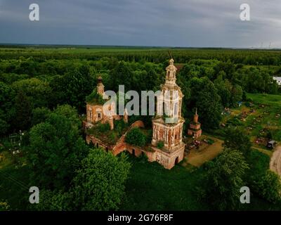 Verlassene russisch-orthodoxe Kirche der Verklärung des Erlösers, Rjasan-Region, Luftaufnahme. Stockfoto