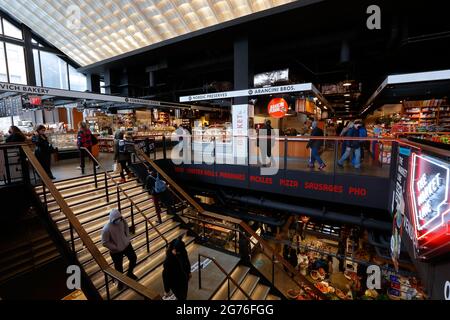 Essex Market und The Market Line, 115 Delancey St, New York, NY. Inneneinrichtung eines Lebensmittelmarktes und einer Lebensmittelhalle in Manhattans Lower East Side. Stockfoto