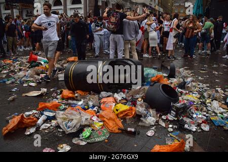 London, Großbritannien. Juli 2021. England Unterstützer zerstören Mülltonnen und hinterlassen riesige Mengen von Müll auf dem Leicester Square vor dem Finale der EM 2020 in England gegen Italien. (Kredit: Vuk Valcic / Alamy Live News) Stockfoto