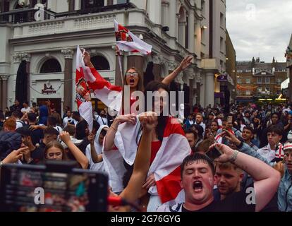 London, Großbritannien. Juli 2021. Die Fans Englands werden vor dem Finale der EM 2020 in England gegen Italien auf dem Leicester Square wild. Stockfoto