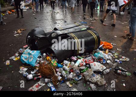 London, Großbritannien. Juli 2021. England Unterstützer zerstören Mülltonnen und hinterlassen riesige Mengen von Müll auf dem Leicester Square vor dem Finale der EM 2020 in England gegen Italien. (Kredit: Vuk Valcic / Alamy Live News) Stockfoto