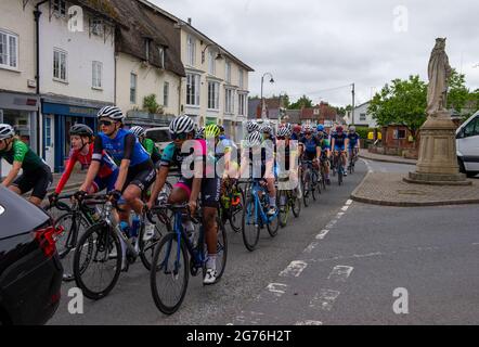 Pewsey, England. 11. Juli 2021. Die Fahrer starten zum Start der British Cycling Junior National Road Race Championships. Kredit: David Partridge/Alamy Live Nachrichten Stockfoto