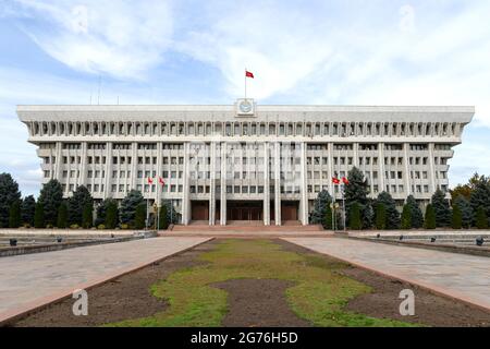 Das Weiße Haus Kirgisistans befindet sich in Bischkek, Kirgisistan. Kirgisisches Präsidentenbüro im stalinistischen modernen Stil / Brutalismus. Bishkek White House. Stockfoto