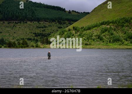 Fischer in Cogra Moss Reservoir im Sommer, Cumbria, England Stockfoto