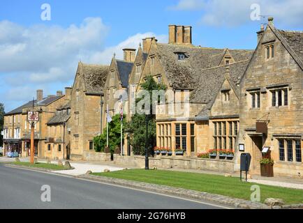 BROADWAY, GROSSBRITANNIEN - 20. Aug 2020: Ein Blick auf die historische Architektur im Zentrum des beliebten Touristendorfes Broadway in den Cotswolds Stockfoto