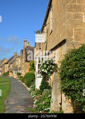 BROADWAY, VEREINIGTES KÖNIGREICH - 20. Aug 2020: Blick auf Hütten und Häuser entlang der Straße im historischen Dorf Broadway in den Cotswolds, Großbritannien. Stockfoto