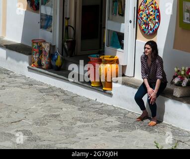 Warten auf Kunden in einer prominenten Kunst- und Keramikgalerie auf der hauptplatz von Ravello an der Amalfiküste, Italien Stockfoto