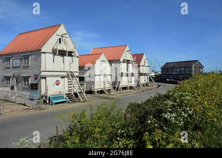 TOLLESBURY, VEREINIGTES KÖNIGREICH - 20. Mai 2020: Vier historische hölzerne Segellofts, die ursprünglich zur Lagerung von Segelausrüstung in edwardianischer Zeit in Tollesb verwendet wurden Stockfoto