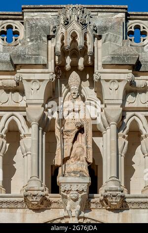 Nahaufnahme der Skulptur von San Julian in einer Nische der gotischen Außenfassade der Kathedrale von Cuenca, Castilla la Mancha, Spanien, Europa Stockfoto