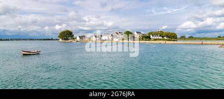 Saint-Cado in der Bretagne, schöne Häuser im Dorf, auf einer kleinen Insel, mit einem Ruderboot Stockfoto