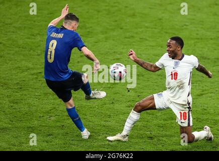 London, Großbritannien. Juli 2021. Fußball: Europameisterschaft, Italien - England, Endrunde, Finale im Wembley-Stadion. Der italienische Jorgeinhier löst sich von dem englischen Raheem Sterling ab. Quelle: Christian Charisius/dpa/Alamy Live News Stockfoto