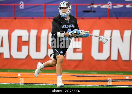 Syracuse, New York, USA. April 2021. North Carolina Tar Heels Attackman Chris Grey (4) kontrolliert den Ball gegen den Syracuse Orange während der ersten Hälfte eines NCAA Herren Lacrosse Spiels am Samstag, 17. April 2021 im Carrier Dome in Syracuse, New York. North Carolina gewann 21:9. Rich Barnes/CSM/Alamy Live News Stockfoto