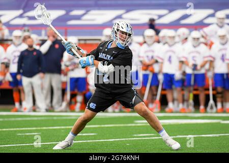 Syracuse, New York, USA. April 2021. North Carolina Tar Heels Attackman Chris Gray (4) schießt den Ball gegen die Syracuse Orange während der ersten Hälfte eines NCAA Herren Lacrosse Spiels am Samstag, 17. April 2021 im Carrier Dome in Syracuse, New York. North Carolina gewann 21:9. Rich Barnes/CSM/Alamy Live News Stockfoto