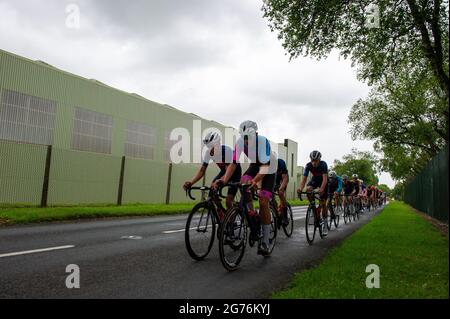 Pewsey, England. 11. Juli 2021. Das Feld passiert das Upavon Airfield bei den British Cycling Junior National Road Race Championships. Kredit: David Partridge/Alamy Live Nachrichten Stockfoto