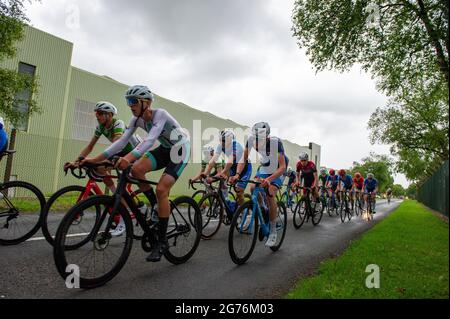 Pewsey, England. 11. Juli 2021. Das Feld passiert das Upavon Airfield bei den British Cycling Junior National Road Race Championships. Kredit: David Partridge/Alamy Live Nachrichten Stockfoto