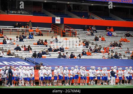 Syracuse, New York, USA. April 2021. Beim ersten NCAA Herren Lacrosse Spiel zwischen den North Carolina Tar Heels und dem Syracuse Orange am Samstag, den 17. April 2021, sitzen Fans gesellschaftlich distanziert im Carrier Dome in Syracuse, New York. North Carolina gewann 21:9. Rich Barnes/CSM/Alamy Live News Stockfoto