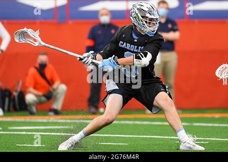 Syracuse, New York, USA. April 2021. North Carolina Tar Heels Mittelfeldspieler William Perry (3) schießt den Ball gegen die Syracuse Orange während der zweiten Hälfte eines NCAA Herren Lacrosse Spiels am Samstag, 17. April 2021 im Carrier Dome in Syracuse, New York. North Carolina gewann 21:9. Rich Barnes/CSM/Alamy Live News Stockfoto