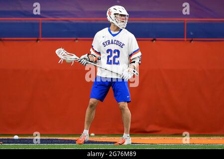 Syracuse, New York, USA. April 2021. Syracuse Orange Attackman Chase Scanlan (22) kontrolliert den Ball gegen die North Carolina Tar Heels während der zweiten Hälfte eines NCAA Herren Lacrosse Spiels am Samstag, 17. April 2021 im Carrier Dome in Syracuse, New York. North Carolina gewann 21:9. Rich Barnes/CSM/Alamy Live News Stockfoto