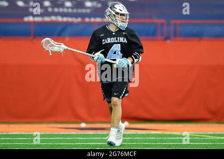 Syracuse, New York, USA. April 2021. North Carolina Tar Heels Attackman Chris Grey (4) kontrolliert den Ball gegen den Syracuse Orange während der zweiten Hälfte eines NCAA Herren Lacrosse Spiels am Samstag, 17. April 2021 im Carrier Dome in Syracuse, New York. North Carolina gewann 21:9. Rich Barnes/CSM/Alamy Live News Stockfoto