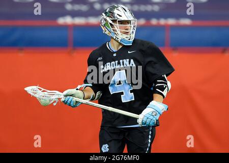 Syracuse, New York, USA. April 2021. North Carolina Tar Heels Attackman Chris Grey (4) kontrolliert den Ball gegen den Syracuse Orange während der zweiten Hälfte eines NCAA Herren Lacrosse Spiels am Samstag, 17. April 2021 im Carrier Dome in Syracuse, New York. North Carolina gewann 21:9. Rich Barnes/CSM/Alamy Live News Stockfoto